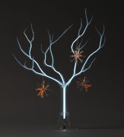 Flameworked borosilicate glass, inert gas, electricity
20"w x 15"d x 26"h plasma light art wayne strattman